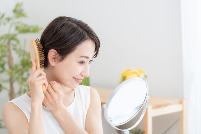 ヘアケアをする女性