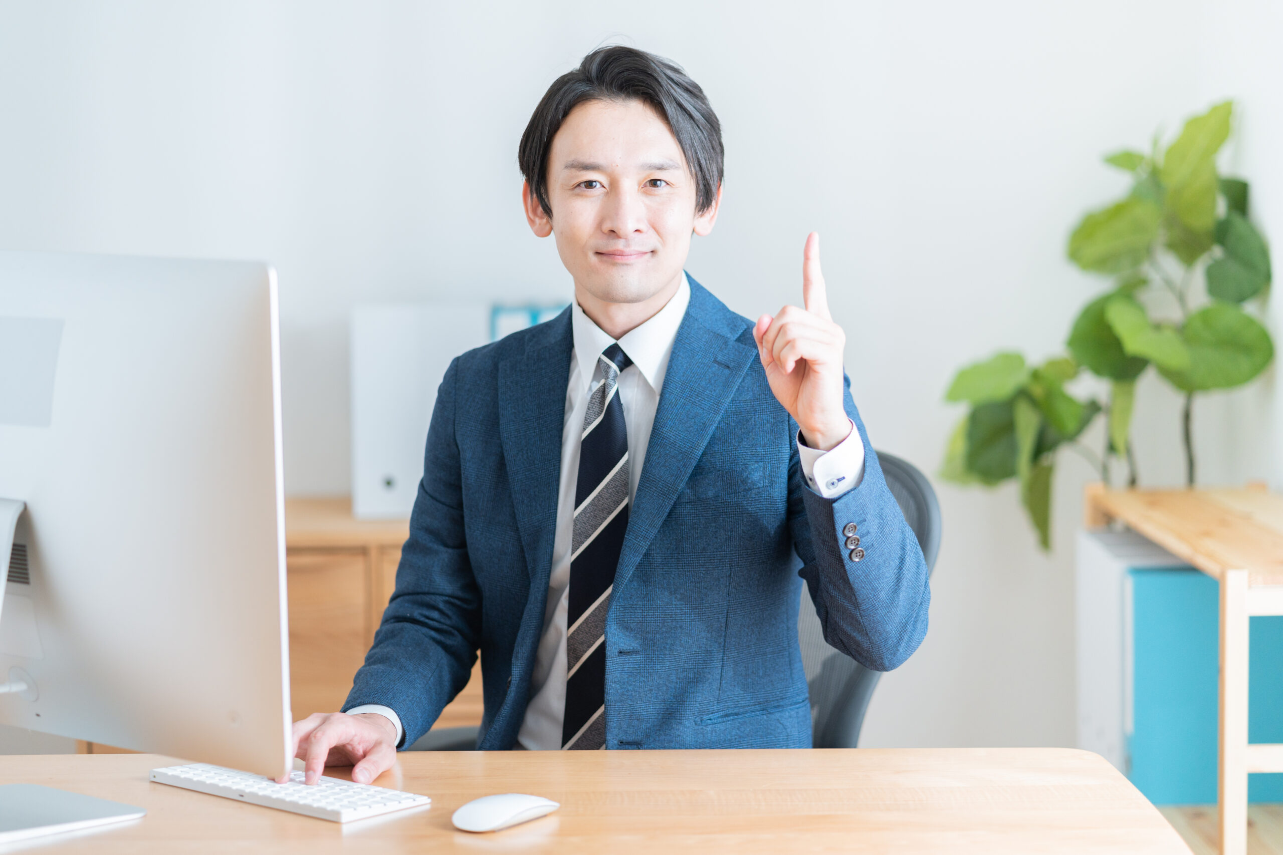 オフィスで働くミドル男性